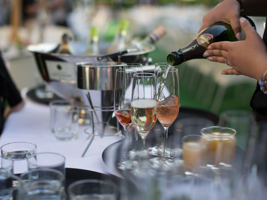 Festliche Tafel, Sekt wird in Gläser gefüllt